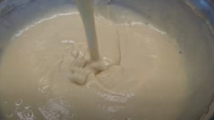 Hrnkový rebarborový koláč s drobenkou