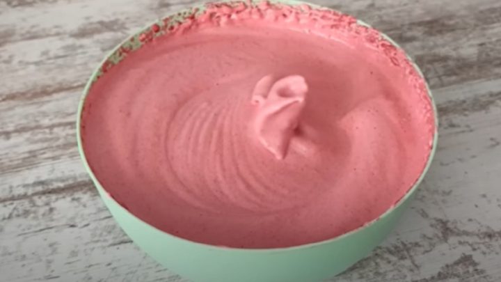 Třešňové marshmallow sypané cukrem