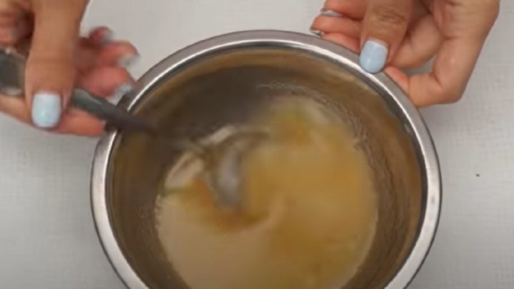 Nepečený dort ze zakysané smetany