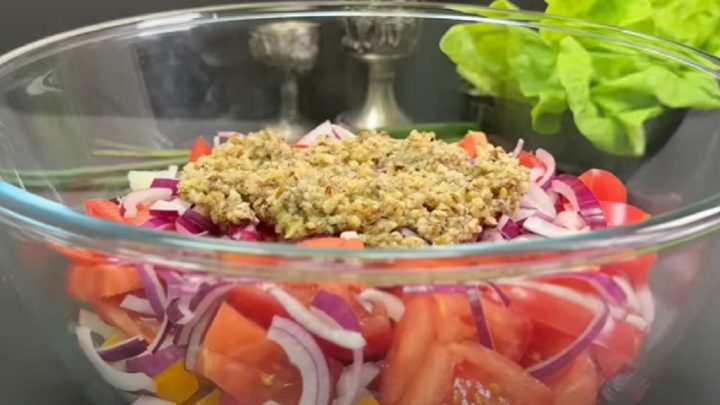 Zeleninový salát s ořechy a jarní cibulkou