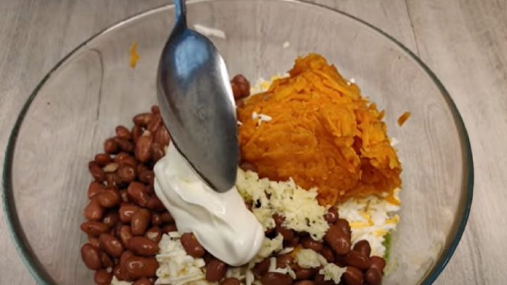 Fazolový salát s vejci a tvrdým sýrem