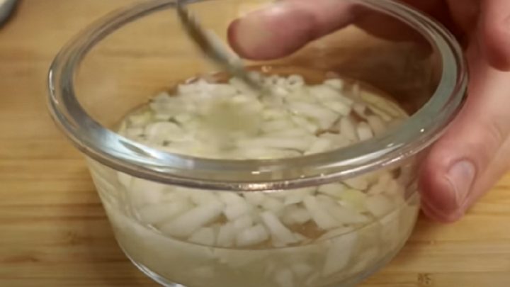 Salát s krabími tyčinkami a cibulí