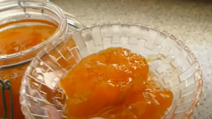 Rychlá meruňková marmeláda s kusy ovoce