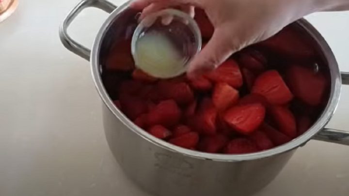 Jahodová marmeláda s datlovým sirupem