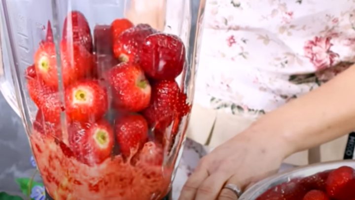 Domácí jahodový džus bez přidaného cukru