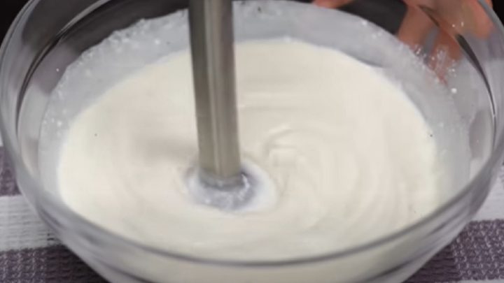 Nepečený tvarohový chlebíček s jahodami