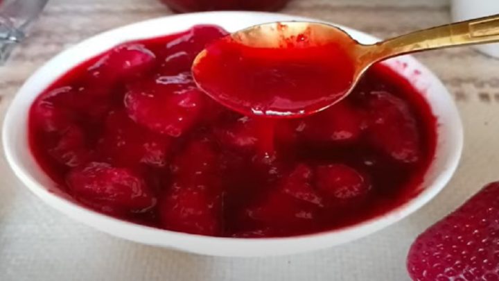 Jahodová marmeláda s datlovým sirupem