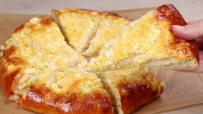 Nadýchaný sýrový koláč z kynutého těsta