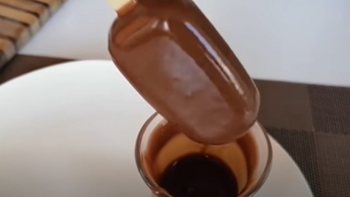 Karamelový nanuk s čokoládovou polevou