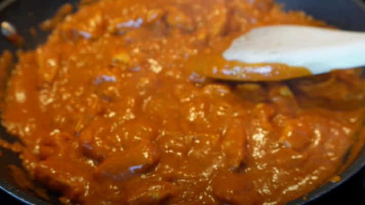 Krůtí nudličky s rajčatovou omáčkou