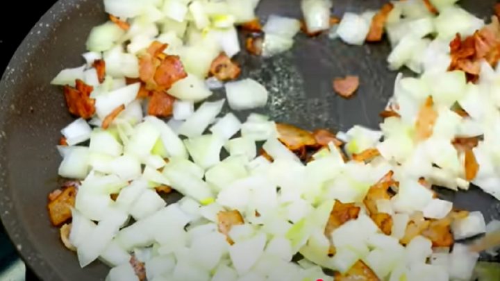 Bramborové pirohy s cibulí a slaninou