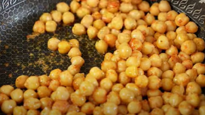 Rychlý cizrnový salát se zeleninou