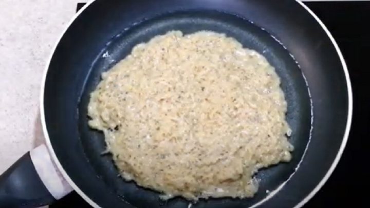 Bramboráky s masovou směsí a zelím