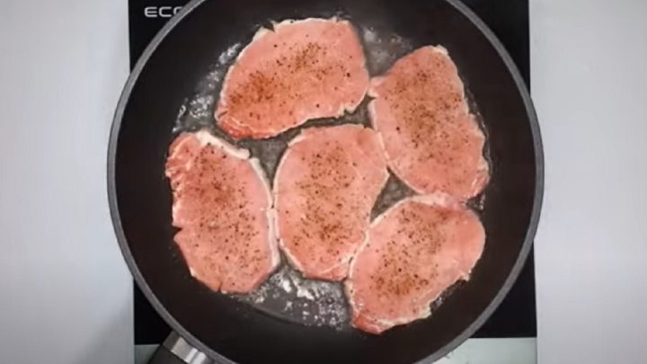 Vepřové plátky s dýňovým zelím a brambory