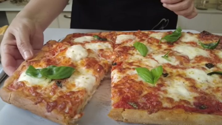 Pizza na plech se 3 druhy sýrů