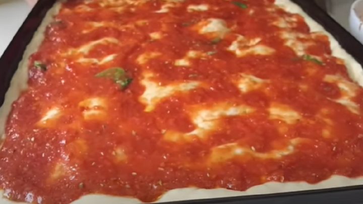 Pizza na plech se 3 druhy sýrů