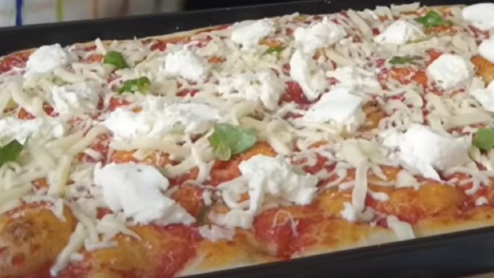 Pizza na plech se 3 druhy sýrů