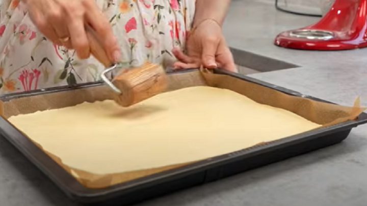 Vláčný koláč s makovou náplní a brusinkami