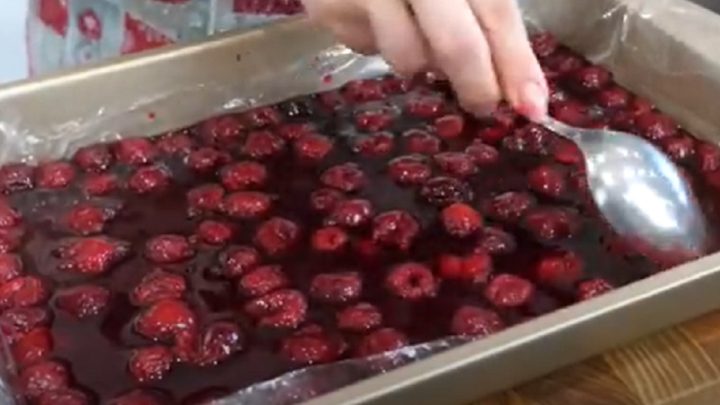 Třešňové řezy se zakysanou smetanou