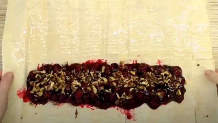 Rychlý třešňový závin s ořechy