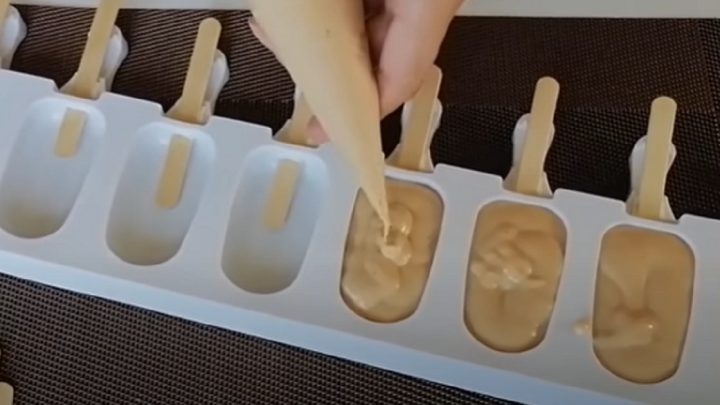 Karamelový nanuk s čokoládovou polevou