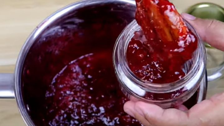 Jahodový džem s citrónovou kůrou