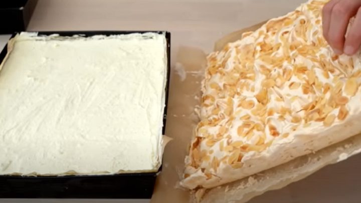 Jahodové řezy na plech s mandlemi