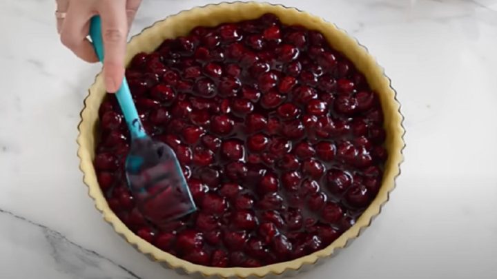 Linecký koláč s třešňovou náplní