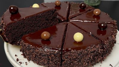 Nadýchaný čokoládový dort s jemnou polevou