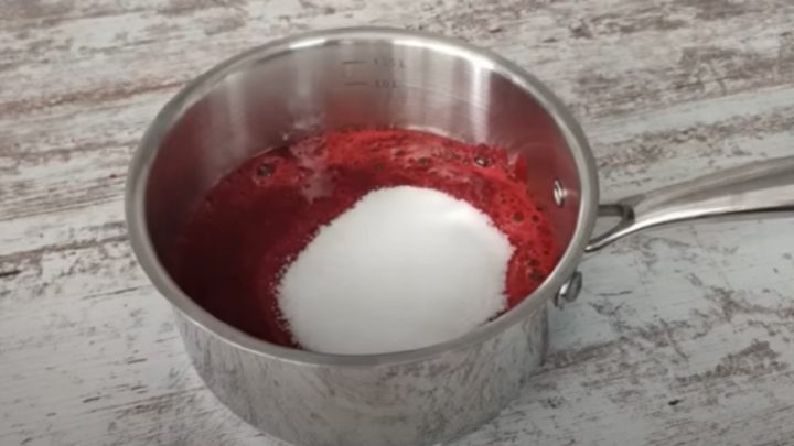 Třešňové marshmallow sypané cukrem