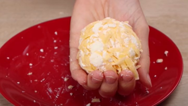 Nadýchaný sýrový koláč z kynutého těsta