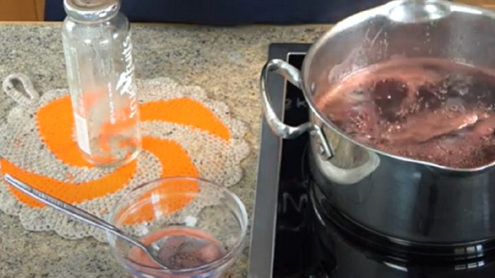 Domácí jahodový sirup z 5 ingrediencí