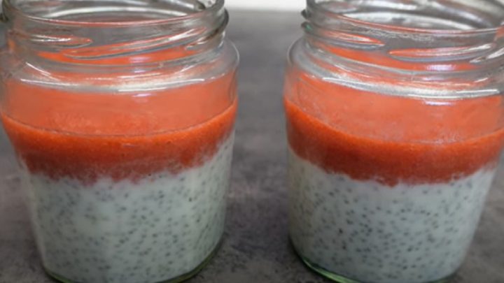 Chia puding s jahodovým přelivem