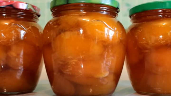 Meruňková marmeláda s kusy ovoce