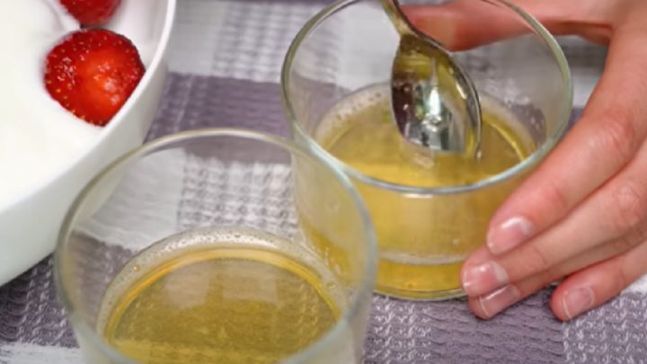 Ovocný pohár s jahodami a borůvkami