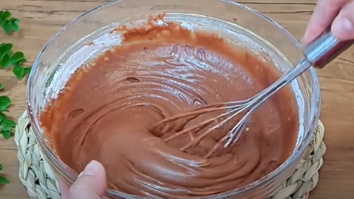 Hrníčková kakaová bábovka s ořechy