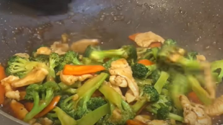 Kuřecí kousky se zeleninou a omáčkou