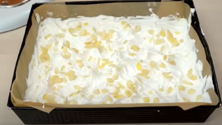 Jahodové řezy na plech s mandlemi