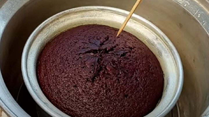 Vláčný čokoládový dort vařený v hrnci