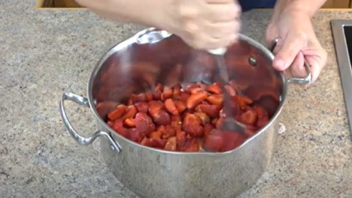 Domácí jahodový sirup z 5 ingrediencí