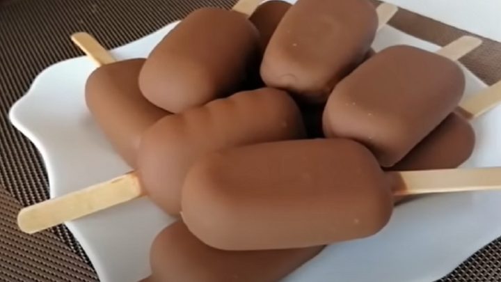 Karamelový nanuk s čokoládovou polevou