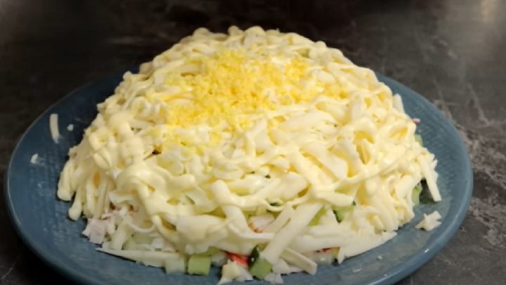 Salát s krabími tyčinkami a cibulí