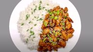 Kuřecí teriyaki s vařenou rýží a pažitkou