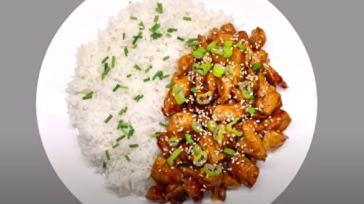 Kuřecí teriyaki s vařenou rýží a pažitkou Kuřecí teriyaki s vařenou rýží a pažitkou