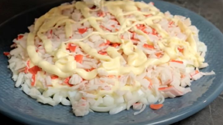 Salát s krabími tyčinkami a cibulí