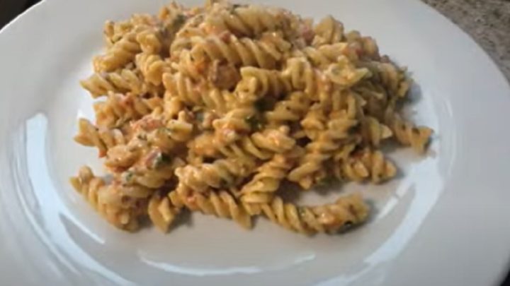 Sýrové těstoviny s rajčaty a petrželkou