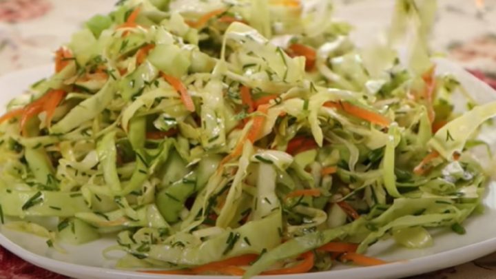 Rychlý salát z mladého zelí s mrkví