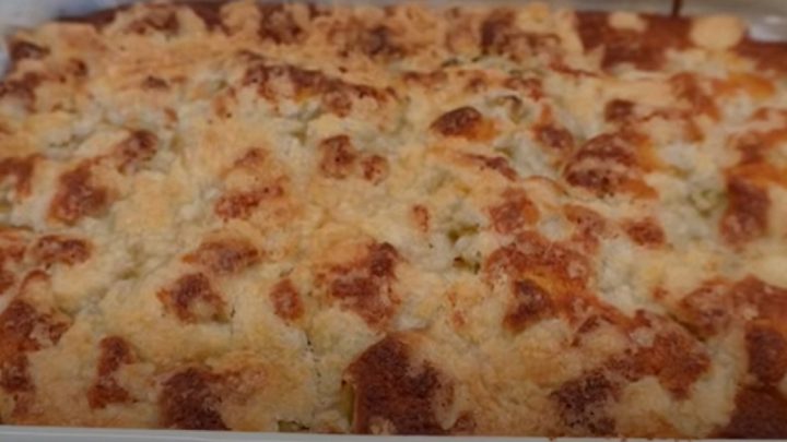 Hrnkový rebarborový koláč s drobenkou