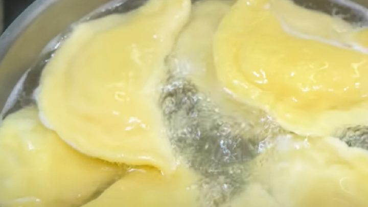 Bramborové pirohy s cibulí a slaninou