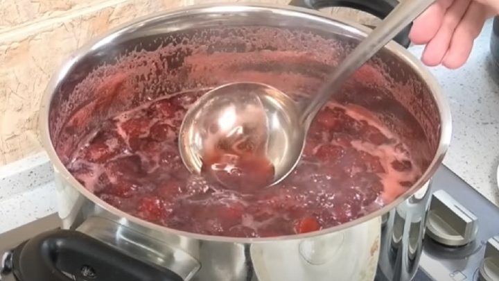 Snadný jahodový džem bez želírovacího cukru